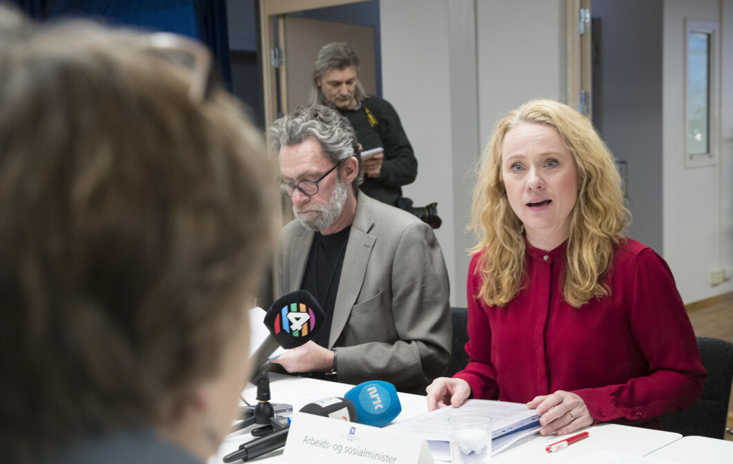 Oslo 20180207. Arbeids- og sosialminister Anniken Hauglie (H) leder forhandlingene om ny offentlig tjenestepensjon. Arbeidsministerens spesialrådgiver på pensjon Roar Bergan til venstre. Foto: NTB Scanpix Oslo 20180207. Arbeids- og sosialminister Anniken Hauglie (H) leder forhandlingene om ny offentlig tjenestepensjon. Arbeidsministerens spesialrådgiver på pensjon Roar Bergan til venstre. Foto: NTB Scanpix