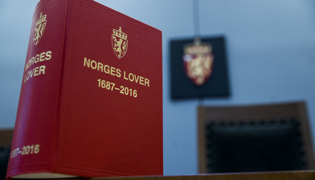OSLO 20171124.
Oslo Tinghus. Interiør rettssal, Norges lover, riksvåpen.
Foto: Berit Roald / NTB scanpix OSLO 20171124.
Oslo Tinghus. Interiør rettssal, Norges lover, riksvåpen.
Foto: Berit Roald / NTB scanpix