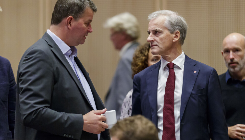 Arbeiderpartiet og SV står bak forslaget om 'Pensjon fra første krone', et forslag LO stiller seg bak. Her LO-leder Hans-Christian Gabrielsen og Arbeiderpartiets leder Jonas Gahr Støre fra Arbeiderpartiets landsmøte tidligere i år. Foto: Scanpix Arbeiderpartiet og SV står bak forslaget om 'Pensjon fra første krone', et forslag LO stiller seg bak. Her LO-leder Hans-Christian Gabrielsen og Arbeiderpartiets leder Jonas Gahr Støre fra Arbeiderpartiets landsmøte tidligere i år. Foto: Scanpix