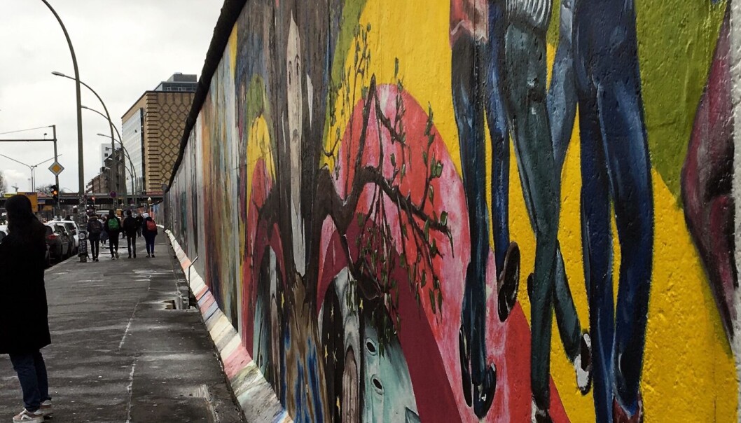 <b>EAST SIDE GALLARY:</b> Flere kunstnere har samlet seg rundt Berliner Mauer East Side Gallary for å lage gatekunst. FOTO: Tina Østrem <b>EAST SIDE GALLARY:</b> Flere kunstnere har samlet seg rundt Berliner Mauer East Side Gallary for å lage gatekunst. FOTO: Tina Østrem