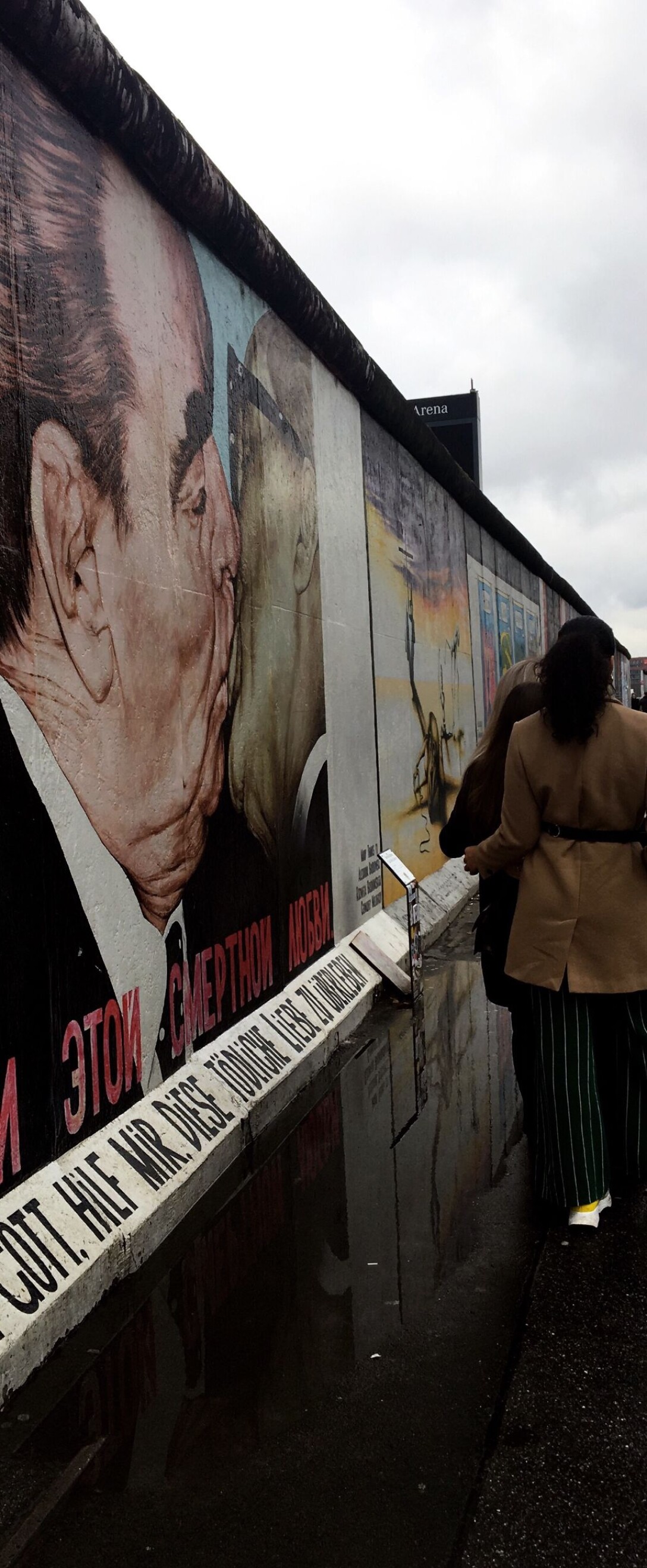 <b>GRAFITTIKUNST:</b> Noen av restene av Berlinmuren er dekket av graffiti. Dette bildet kalles "My God Help Me to Survive this Deadly Love. FOTO: Tina Østrem <b>GRAFITTIKUNST:</b> Noen av restene av Berlinmuren er dekket av graffiti. Dette bildet kalles "My God Help Me to Survive this Deadly Love. FOTO: Tina Østrem