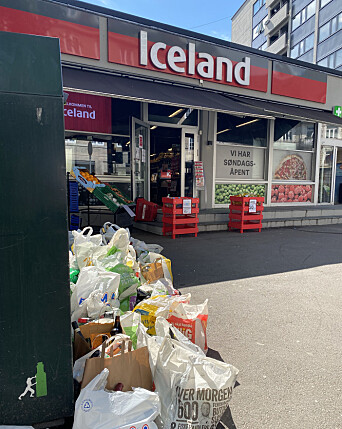 FULL CONTAINER: Rotet ved containeren lå rett ved inngangen til matbutikken Iceland Mat. FULL CONTAINER: Rotet ved containeren lå rett ved inngangen til matbutikken Iceland Mat.